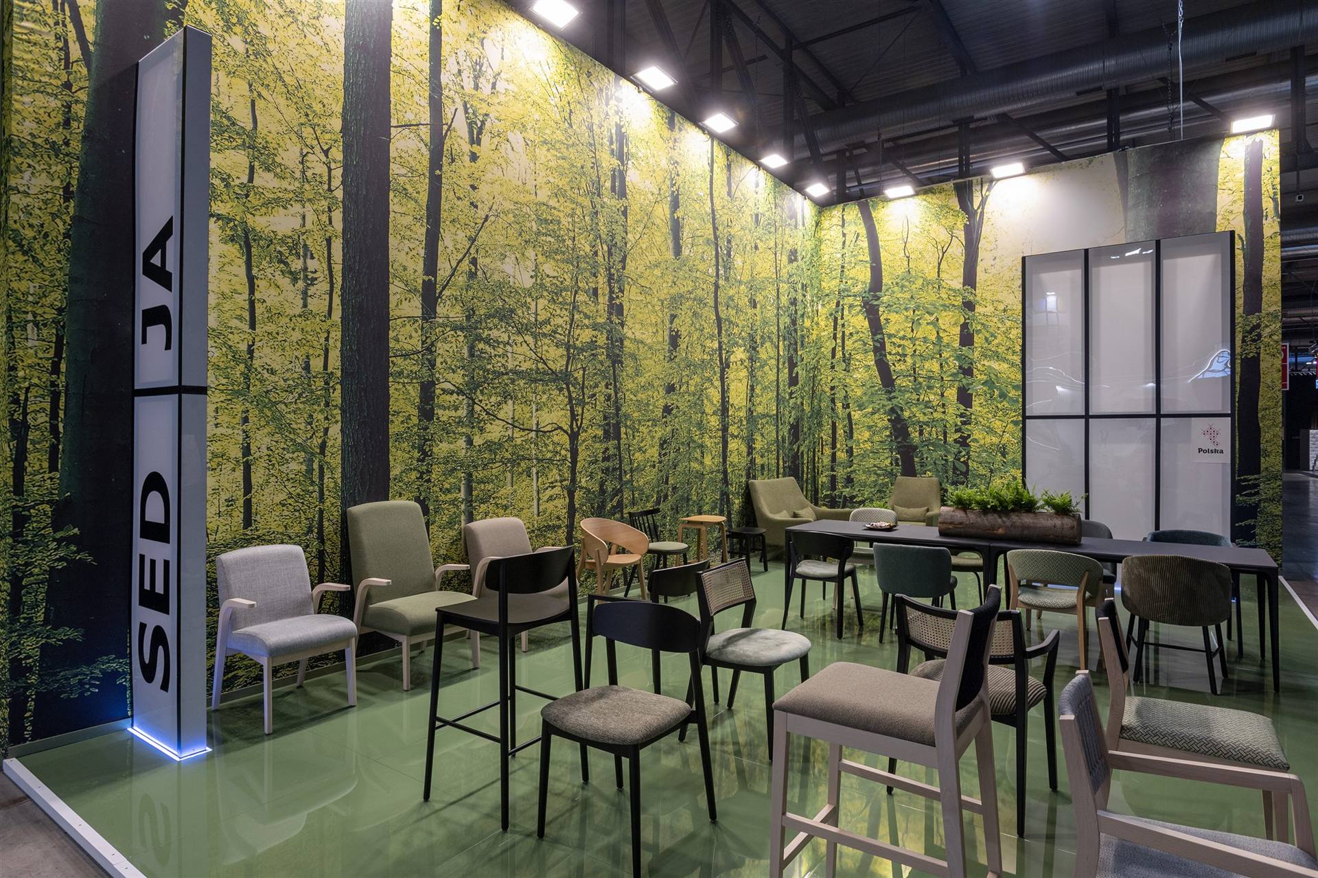 Stand fieristico con parete verde a foresta